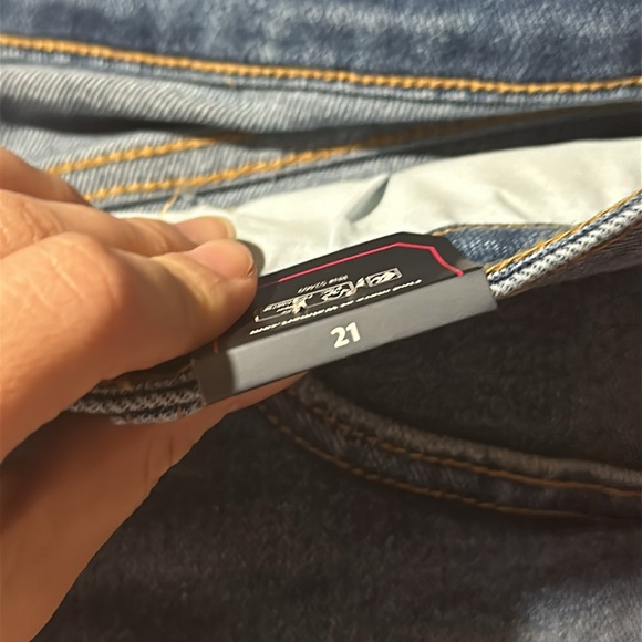 No boundaries Denim Mid Rise shorts Size 21 - Picture 11 of 12